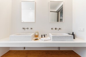 Regadera, secadora de cabello, toallas, jabón 