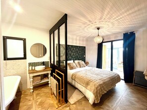 1 bedroom, iron/ironing board, WiFi, bed sheets - Au Ty Cocon" gîte with private Jacuzzi, beaches (950m away) and Gr34 (Tréveneuc)