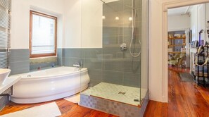 Dusche, Haartrockner, Handtücher