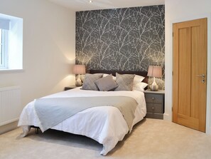 9 bedrooms, free WiFi, bed sheets, wheelchair access