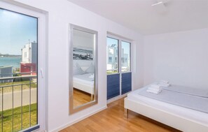 2 habitaciones, tabla de planchar con plancha y cuna de viaje 