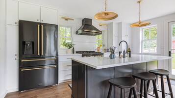 Réfrigérateur, micro-ondes, four, plaque de cuisson