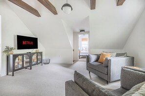TV connectée, cheminée, livres