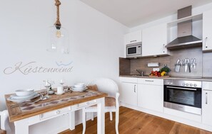 Fridge, microwave, oven, stovetop - 1 bedroom cozy apartment in Olpenitz (Olpenitz)