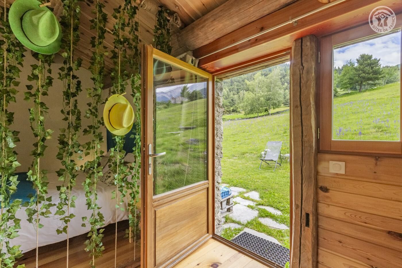 Iron/ironing board, bed sheets