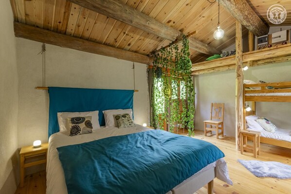 Iron/ironing board, bed sheets