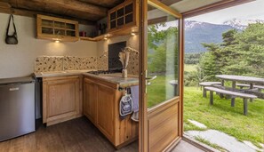 Kjøleskap, ovn, kokeplater og brødrister