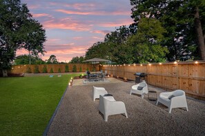 Outdoor dining - 1 Mile to DT, King Bed, Fenced Yard, Fire Pit, Pet Friendly (Raleigh)