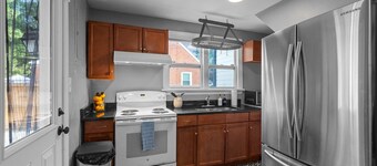 1 Mile to DT, King Bed, Fenced Yard, Fire Pit, Pet Friendly