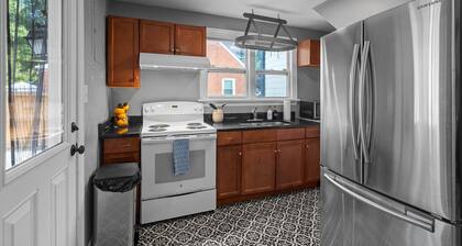 1 Mile to DT, King Bed, Fenced Yard, Fire Pit, Pet Friendly