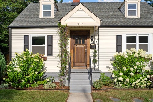 1 Mile to DT, King Bed, Fenced Yard, Fire Pit, Pet Friendly