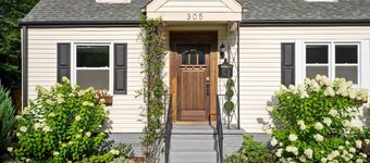 1 Mile to DT, King Bed, Fenced Yard, Fire Pit, Pet Friendly