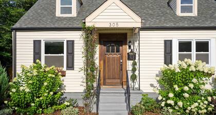 1 Mile to DT, King Bed, Fenced Yard, Fire Pit, Pet Friendly