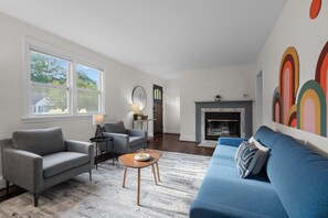 Smart TV, fireplace, books - 1 Mile to DT, King Bed, Fenced Yard, Fire Pit, Pet Friendly (Raleigh)