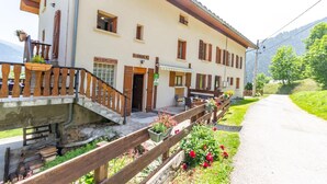 A traditional building with a stone staircase, wooden railings, and a paved pathway. - LE GENEPI - LES BELLEVILLE (LES BELLEVILLE)