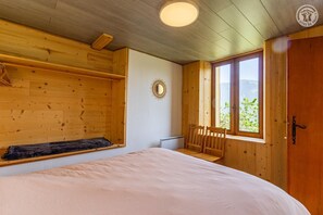 2 slaapkamers, een strijkplank/strijkijzer, reisbedje, gratis wifi