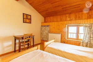 5 habitaciones, tabla de planchar con plancha y cuna de viaje