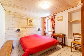 5 bedrooms, iron/ironing board, travel cot, free WiFi