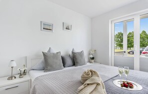 2 quartos, ferros/tábuas de passar roupa, berço de viagem