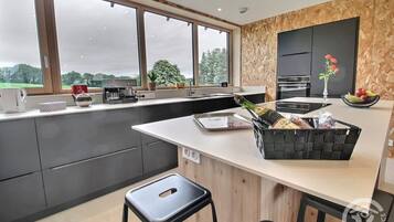 Refrigerador, microondas, horno y parrilla de estufa