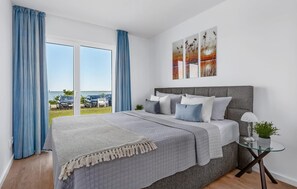 2 dormitoris, planxa i posts de planxar i un bressol de viatge 