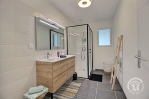 Shower, hair dryer, towels