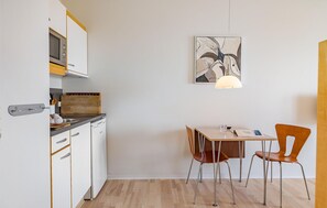 Een koelkast, een koffiezetapparaat/waterkoker