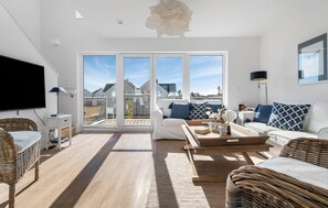 Smart TV, caminetto, impianto stereo