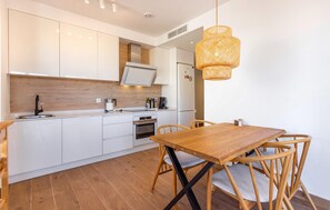 Réfrigérateur, four à micro-ondes, un four, surface de cuisson