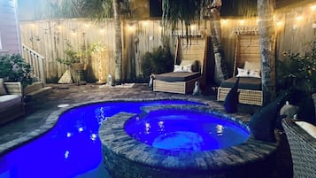 حمّام سباحة خارجي، حمّام سباحة مُدفَّأ