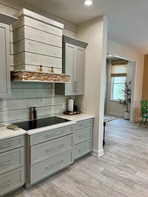 Een koelkast, een microgolfoven, een oven, een kookplaat