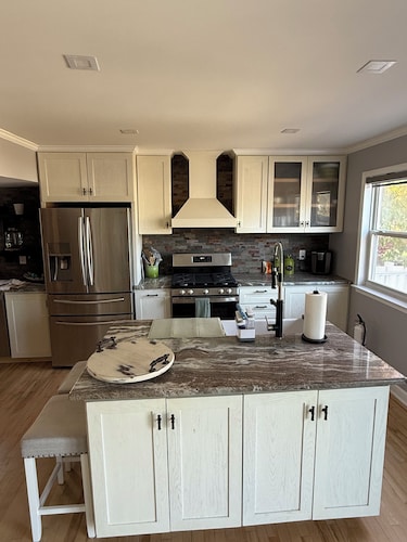 Ground-level bed and bath! Well equipped beautiful backyard and near the beach. 