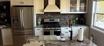 Ground-level bed and bath! Well equipped beautiful backyard and near the beach.