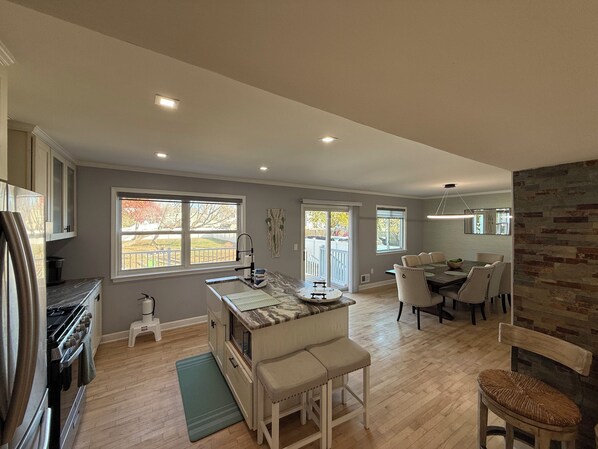 ثلاجة، ميكروويف، فرن، موقد طهي مسطح