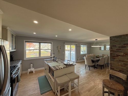 Ground-level bed and bath! Well equipped beautiful backyard and near the beach.