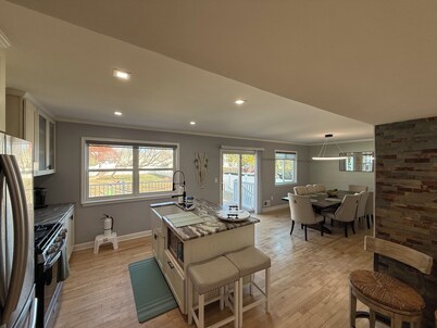 Ground-level bed and bath! Well equipped beautiful backyard and near the beach. 