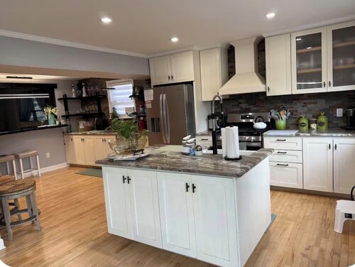 Ground-level bed and bath! Well equipped beautiful backyard and near the beach.