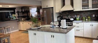 Ground-level bed and bath! Well equipped beautiful backyard and near the beach. 