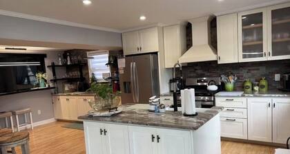 Ground-level bed and bath! Well equipped beautiful backyard and near the beach.
