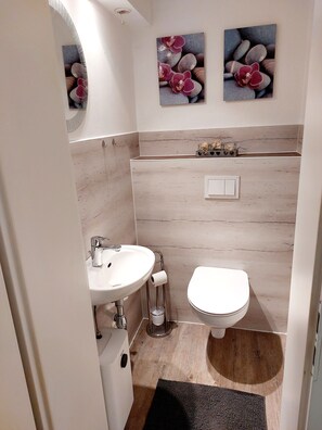 Douche, sèche-cheveux, savon, papier toilette