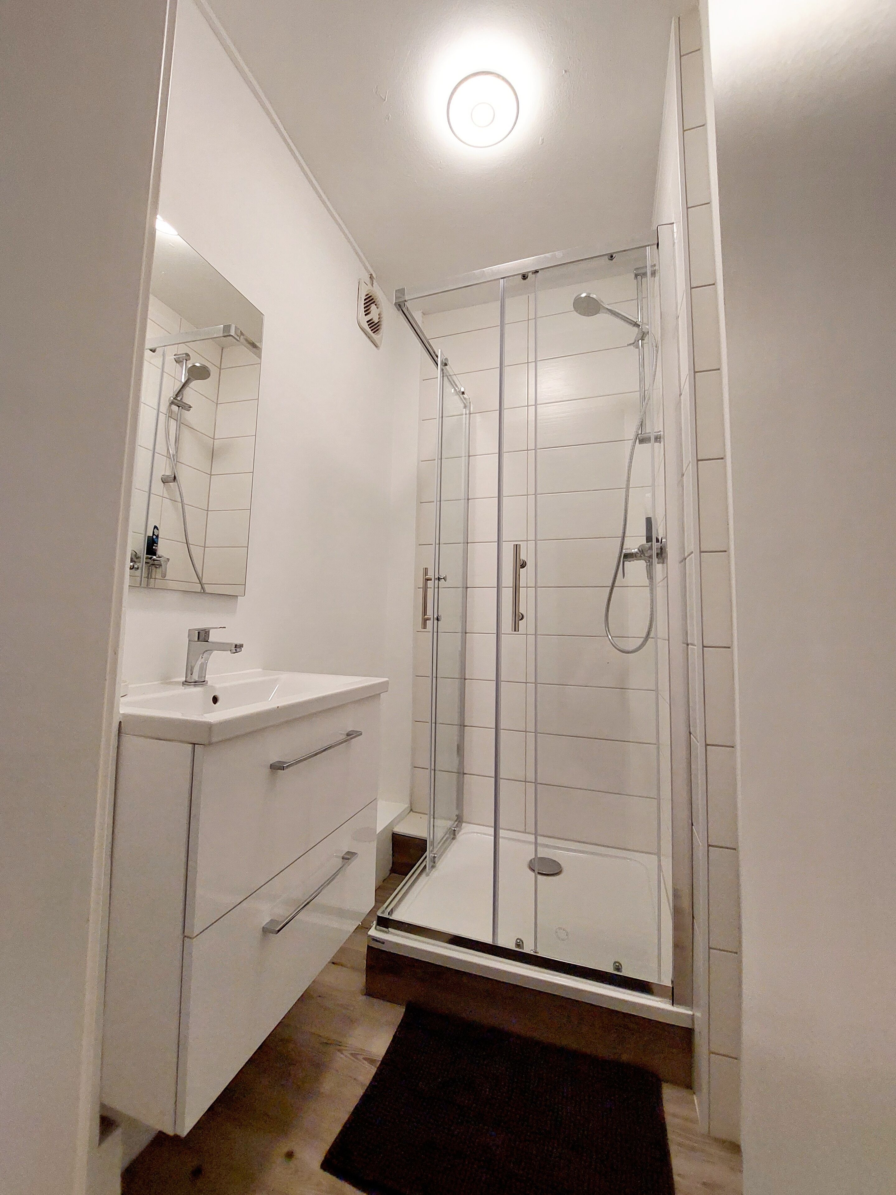 Dusche, Haartrockner, Seife, Toilettenpapier