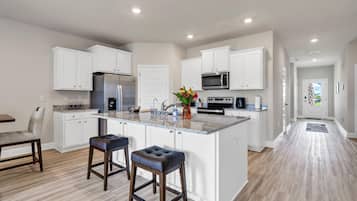 冷蔵庫、電子レンジ、オーブン、コンロ