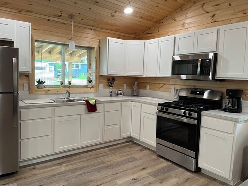 Cozy cottage in awesome Greenville with WiFi, AC