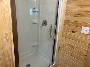 Douche, sèche-cheveux, serviettes fournies, savon