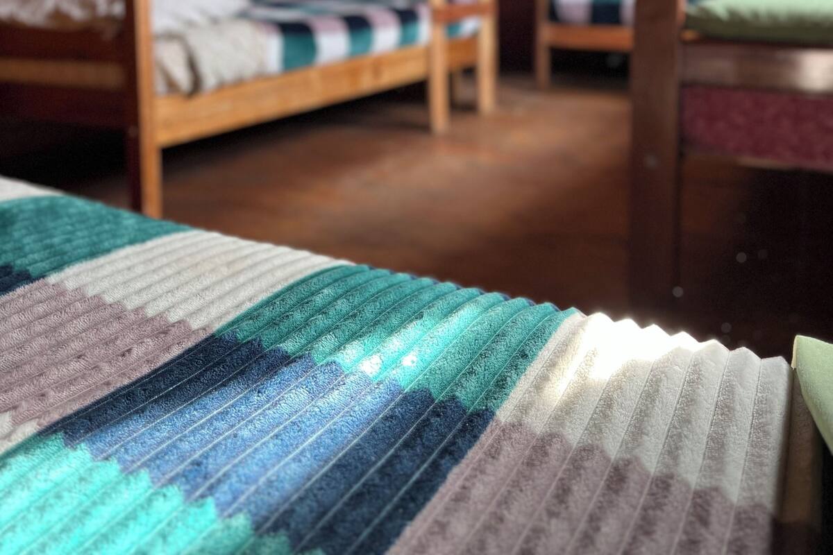 Un dormitorio con literas y una cama individual.