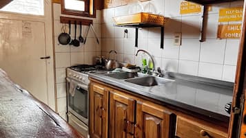 Ísskápur, bakarofn, pottar/pönnur/diskar/hnífapör