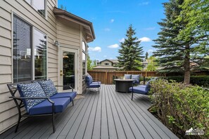 Terrace/patio - Relax Like Never Before at Pyrenean Circle: Up to 15 Guests (Anchorage)