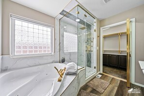 Jetted bath, hair dryer, bidet, towels - Relax Like Never Before at Pyrenean Circle: Up to 15 Guests (Anchorage)