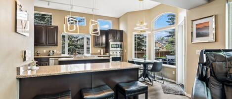 ثلاجة، ميكروويف، فرن، موقد طهي مسطح