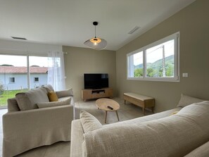 TV - MENTA - IROULEGUY - Gîte (IROULEGUY)